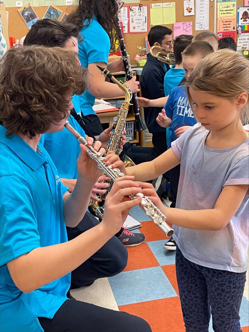 Le 24 mars dernier, des élèves de secondaire 4 et 5 inscrits au profil musique ont offert des cliniques en matinée pour présenter leurs instruments et en après-midi, ils ont donné un concert.